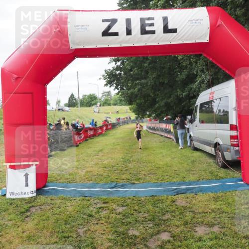 21.06.2025 - 27. Vierlanden-Triathlon MichiJ http://msf.ph/oto/8051497 15.06.2026 15:26:59 Ziel 1341, 1368 meine-sportfotos.de