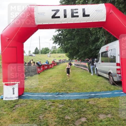 21.06.2025 - 27. Vierlanden-Triathlon MichiJ http://msf.ph/oto/8051502 15.06.2026 15:27:00 Ziel 1341, 1368 meine-sportfotos.de
