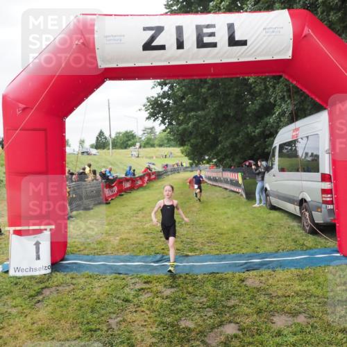 21.06.2025 - 27. Vierlanden-Triathlon MichiJ http://msf.ph/oto/8051507 15.06.2026 15:27:01 Ziel 1341, 1368 meine-sportfotos.de