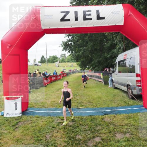21.06.2025 - 27. Vierlanden-Triathlon MichiJ http://msf.ph/oto/8051509 15.06.2026 15:27:01 Ziel 1341, 1368 meine-sportfotos.de
