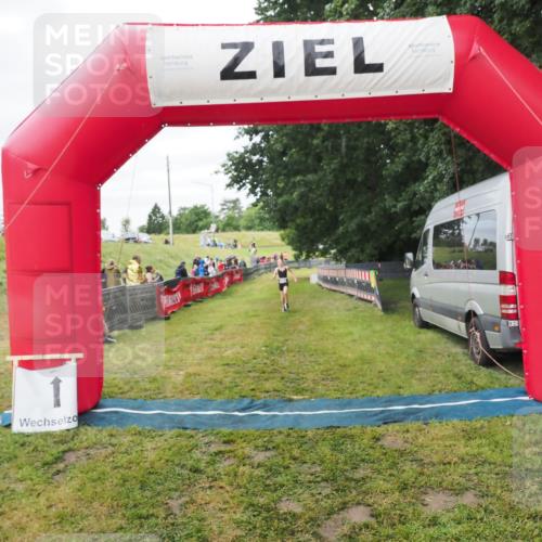 21.06.2025 - 27. Vierlanden-Triathlon MichiJ http://msf.ph/oto/8051523 15.06.2026 15:28:26 Ziel 1322 meine-sportfotos.de