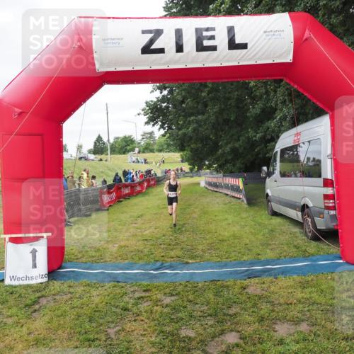 21.06.2025 - 27. Vierlanden-Triathlon MichiJ http://msf.ph/oto/8051525 15.06.2026 15:28:28 Ziel 1322 meine-sportfotos.de