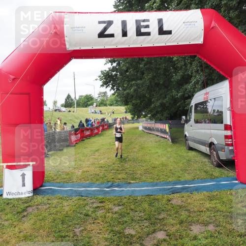 21.06.2025 - 27. Vierlanden-Triathlon MichiJ http://msf.ph/oto/8051526 15.06.2026 15:28:28 Ziel 1322 meine-sportfotos.de