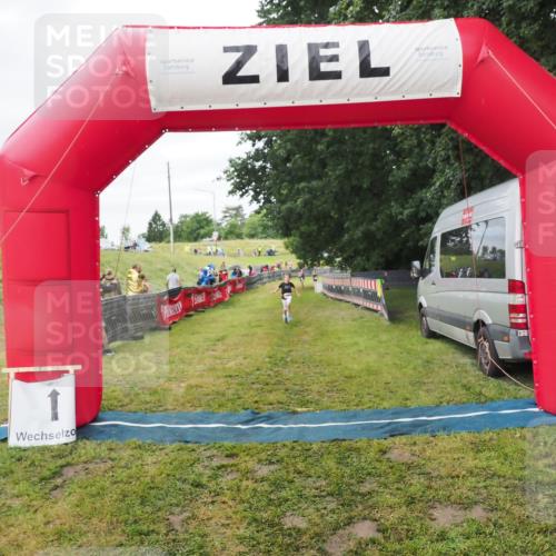 21.06.2025 - 27. Vierlanden-Triathlon MichiJ http://msf.ph/oto/8051540 15.06.2026 15:28:48 Ziel 1358 meine-sportfotos.de