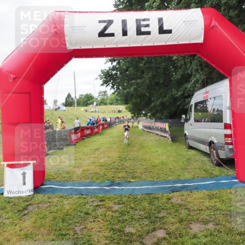 21.06.2025 - 27. Vierlanden-Triathlon MichiJ http://msf.ph/oto/8051542 15.06.2026 15:28:49 Ziel 1358 meine-sportfotos.de