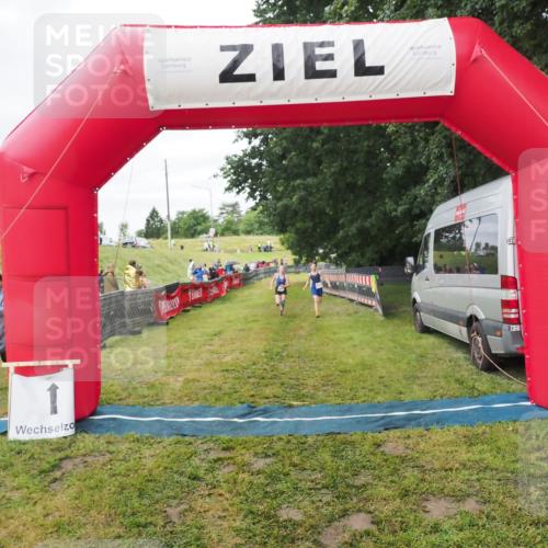 21.06.2025 - 27. Vierlanden-Triathlon MichiJ http://msf.ph/oto/8051560 15.06.2026 15:28:54 Ziel 1321, 1326, 1358 meine-sportfotos.de
