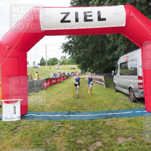 21.06.2025 - 27. Vierlanden-Triathlon MichiJ http://msf.ph/oto/8051566 15.06.2026 15:28:55 Ziel 1321, 1326, 1358 meine-sportfotos.de