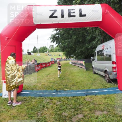 21.06.2025 - 27. Vierlanden-Triathlon MichiJ http://msf.ph/oto/8051583 15.06.2026 15:30:25 Ziel 1351 meine-sportfotos.de