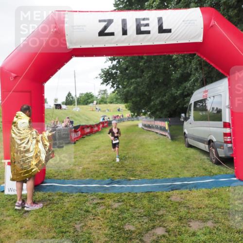 21.06.2025 - 27. Vierlanden-Triathlon MichiJ http://msf.ph/oto/8051586 15.06.2026 15:30:26 Ziel 1351 meine-sportfotos.de