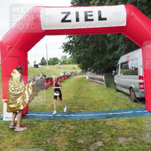 21.06.2025 - 27. Vierlanden-Triathlon MichiJ http://msf.ph/oto/8051589 15.06.2026 15:30:27 Ziel 1351 meine-sportfotos.de