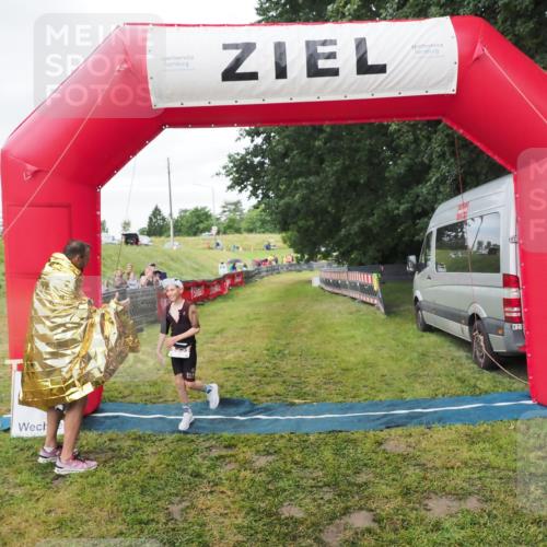 21.06.2025 - 27. Vierlanden-Triathlon MichiJ http://msf.ph/oto/8051591 15.06.2026 15:30:27 Ziel 1351 meine-sportfotos.de