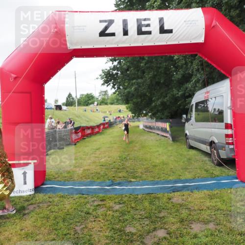 21.06.2025 - 27. Vierlanden-Triathlon MichiJ http://msf.ph/oto/8051603 15.06.2026 15:30:39 Ziel 1319 meine-sportfotos.de