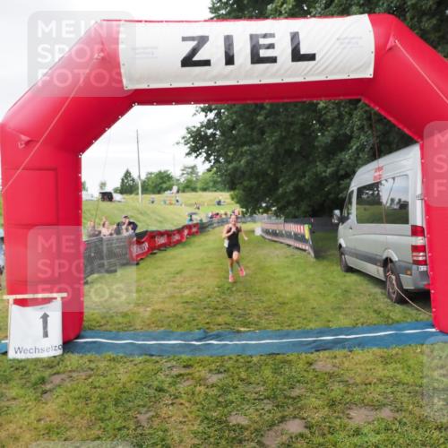 21.06.2025 - 27. Vierlanden-Triathlon MichiJ http://msf.ph/oto/8051610 15.06.2026 15:30:40 Ziel 1319 meine-sportfotos.de