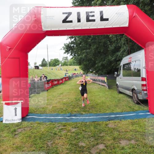 21.06.2025 - 27. Vierlanden-Triathlon MichiJ http://msf.ph/oto/8051615 15.06.2026 15:30:41 Ziel 1319 meine-sportfotos.de