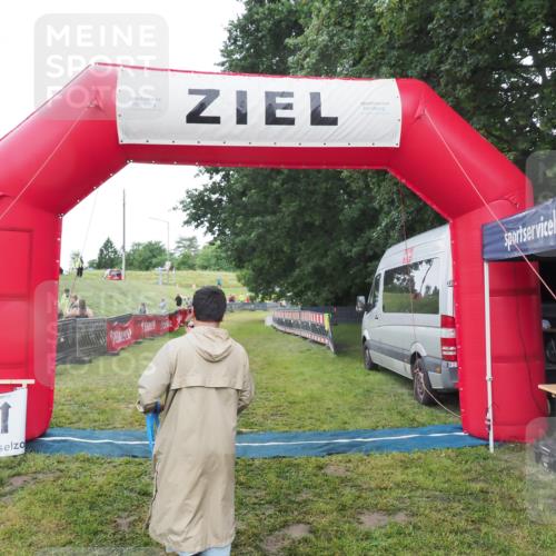 21.06.2025 - 27. Vierlanden-Triathlon MichiJ http://msf.ph/oto/8051627 15.06.2026 15:38:34 Ziel 1334 meine-sportfotos.de
