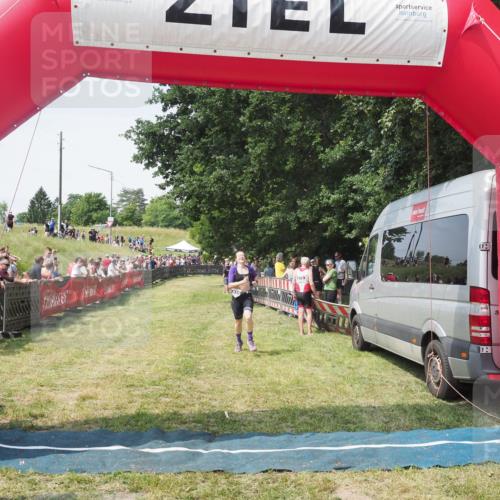 15.06.2025 - 27. Vierlanden-Triathlon KatJ http://msf.ph/oto/8051630 15.06.2025 11:39:27 Ziel 575 meine-sportfotos.de