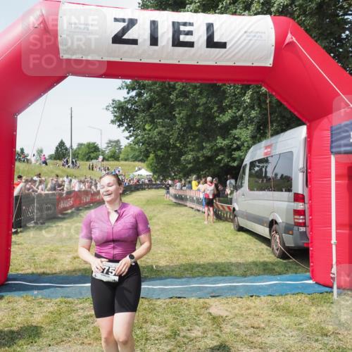 15.06.2025 - 27. Vierlanden-Triathlon KatJ http://msf.ph/oto/8051652 15.06.2025 11:39:39 Ziel  meine-sportfotos.de
