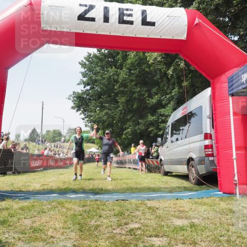 15.06.2025 - 27. Vierlanden-Triathlon KatJ http://msf.ph/oto/8051656 15.06.2025 11:40:16 Ziel 532, 562 meine-sportfotos.de