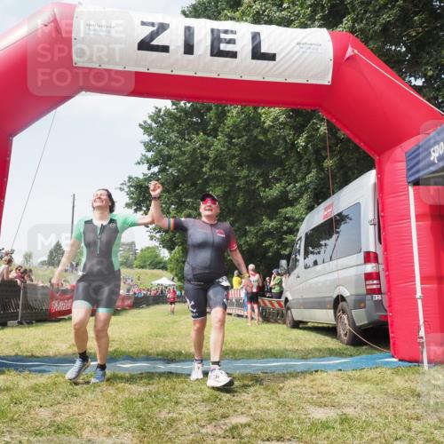 15.06.2025 - 27. Vierlanden-Triathlon KatJ http://msf.ph/oto/8051665 15.06.2025 11:40:17 Ziel 532, 562 meine-sportfotos.de