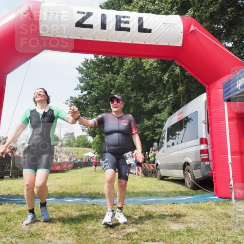 15.06.2025 - 27. Vierlanden-Triathlon KatJ http://msf.ph/oto/8051668 15.06.2025 11:40:18 Ziel 532, 562 meine-sportfotos.de