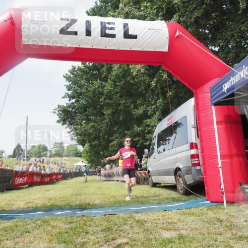 15.06.2025 - 27. Vierlanden-Triathlon KatJ http://msf.ph/oto/8051670 15.06.2025 11:40:23 Ziel 562 meine-sportfotos.de