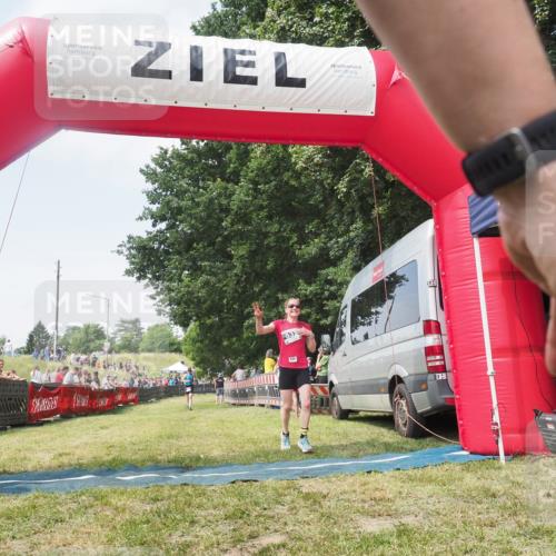 15.06.2025 - 27. Vierlanden-Triathlon KatJ http://msf.ph/oto/8051671 15.06.2025 11:40:23 Ziel 562 meine-sportfotos.de