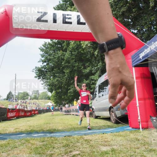 15.06.2025 - 27. Vierlanden-Triathlon KatJ http://msf.ph/oto/8051672 15.06.2025 11:40:23 Ziel 562 meine-sportfotos.de
