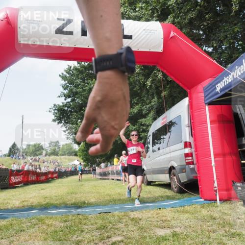 15.06.2025 - 27. Vierlanden-Triathlon KatJ http://msf.ph/oto/8051673 15.06.2025 11:40:23 Ziel 562 meine-sportfotos.de