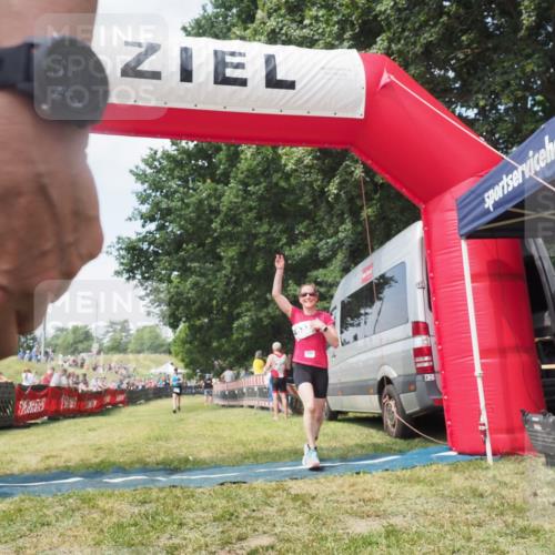 15.06.2025 - 27. Vierlanden-Triathlon KatJ http://msf.ph/oto/8051674 15.06.2025 11:40:23 Ziel 562 meine-sportfotos.de