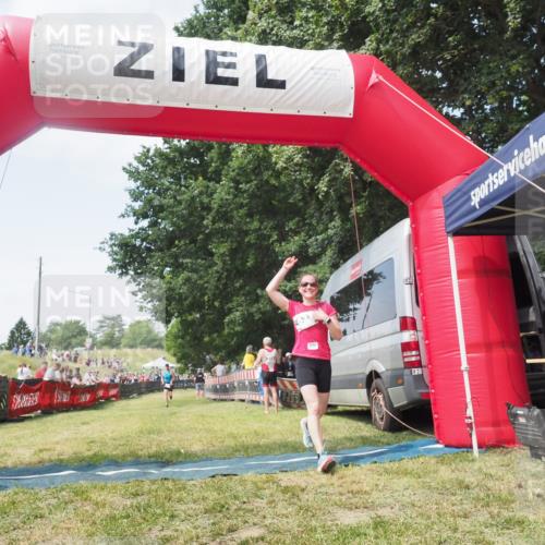 15.06.2025 - 27. Vierlanden-Triathlon KatJ http://msf.ph/oto/8051675 15.06.2025 11:40:23 Ziel 562 meine-sportfotos.de