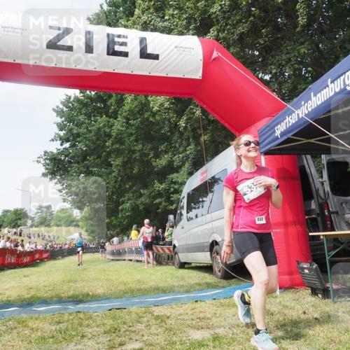 15.06.2025 - 27. Vierlanden-Triathlon KatJ http://msf.ph/oto/8051677 15.06.2025 11:40:24 Ziel 562 meine-sportfotos.de