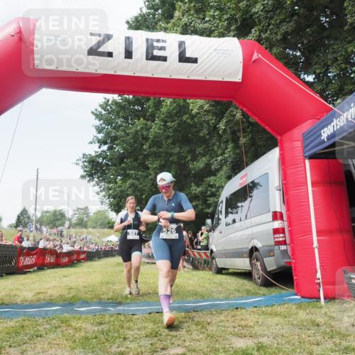 21.06.2025 - 27. Vierlanden-Triathlon KatJ http://msf.ph/oto/8051696 15.06.2025 11:40:52 Ziel 604 meine-sportfotos.de