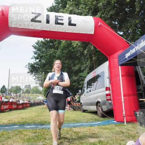 21.06.2025 - 27. Vierlanden-Triathlon KatJ http://msf.ph/oto/8051704 15.06.2025 11:40:53 Ziel 604 meine-sportfotos.de