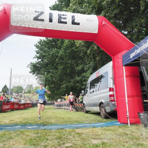 21.06.2025 - 27. Vierlanden-Triathlon KatJ http://msf.ph/oto/8051711 15.06.2025 11:40:57 Ziel  meine-sportfotos.de