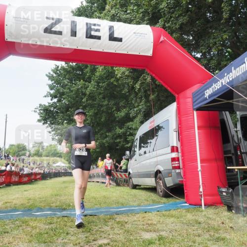 15.06.2025 - 27. Vierlanden-Triathlon KatJ http://msf.ph/oto/8051732 15.06.2025 11:41:03 Ziel  meine-sportfotos.de