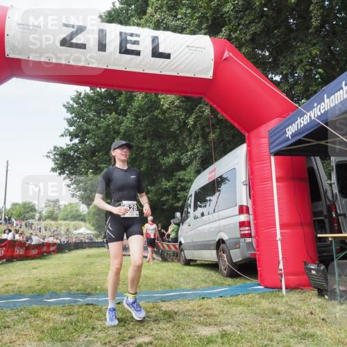 15.06.2025 - 27. Vierlanden-Triathlon KatJ http://msf.ph/oto/8051733 15.06.2025 11:41:03 Ziel  meine-sportfotos.de