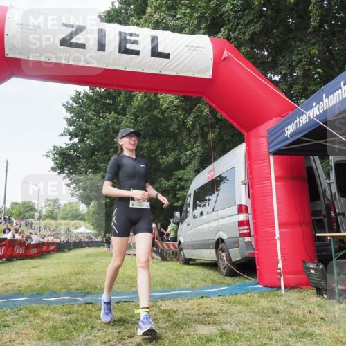 15.06.2025 - 27. Vierlanden-Triathlon KatJ http://msf.ph/oto/8051734 15.06.2025 11:41:03 Ziel  meine-sportfotos.de