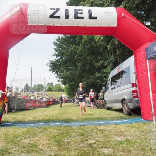 21.06.2025 - 27. Vierlanden-Triathlon KatJ http://msf.ph/oto/8051736 15.06.2025 11:41:45 Ziel 374, 429 meine-sportfotos.de