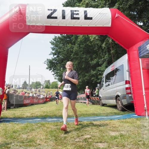 21.06.2025 - 27. Vierlanden-Triathlon KatJ http://msf.ph/oto/8051743 15.06.2025 11:41:46 Ziel 374, 429 meine-sportfotos.de