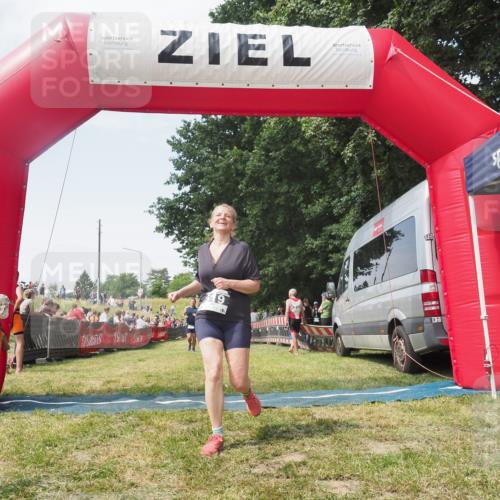 21.06.2025 - 27. Vierlanden-Triathlon KatJ http://msf.ph/oto/8051744 15.06.2025 11:41:46 Ziel 374, 429 meine-sportfotos.de