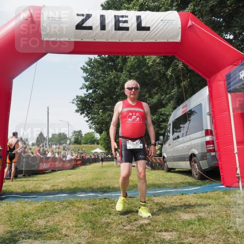 21.06.2025 - 27. Vierlanden-Triathlon KatJ http://msf.ph/oto/8051773 15.06.2025 11:41:56 Ziel 522 meine-sportfotos.de