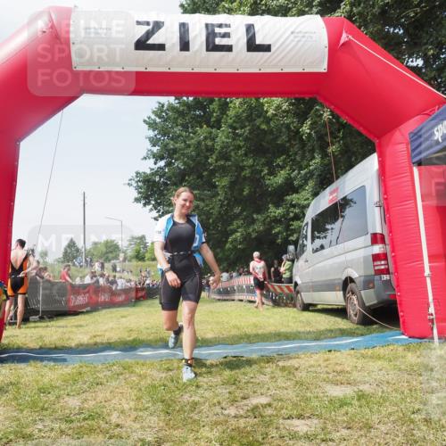 21.06.2025 - 27. Vierlanden-Triathlon KatJ http://msf.ph/oto/8051782 15.06.2025 11:42:04 Ziel  meine-sportfotos.de