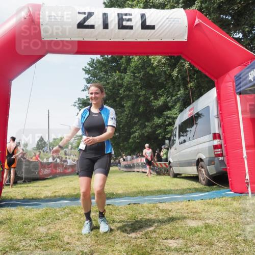 21.06.2025 - 27. Vierlanden-Triathlon KatJ http://msf.ph/oto/8051784 15.06.2025 11:42:05 Ziel  meine-sportfotos.de