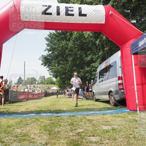 21.06.2025 - 27. Vierlanden-Triathlon KatJ http://msf.ph/oto/8051789 15.06.2025 11:42:26 Ziel 619 meine-sportfotos.de