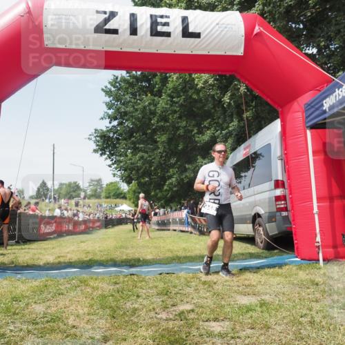 21.06.2025 - 27. Vierlanden-Triathlon KatJ http://msf.ph/oto/8051796 15.06.2025 11:42:28 Ziel 619 meine-sportfotos.de