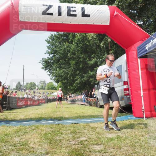 21.06.2025 - 27. Vierlanden-Triathlon KatJ http://msf.ph/oto/8051800 15.06.2025 11:42:28 Ziel 619 meine-sportfotos.de