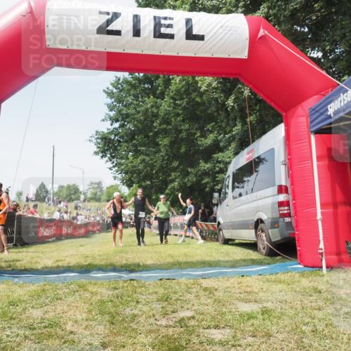 21.06.2025 - 27. Vierlanden-Triathlon KatJ http://msf.ph/oto/8051807 15.06.2025 11:42:33 Ziel 569, 619 meine-sportfotos.de