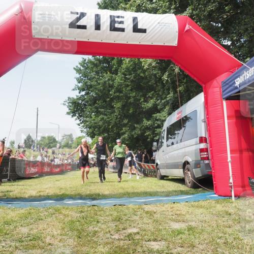 21.06.2025 - 27. Vierlanden-Triathlon KatJ http://msf.ph/oto/8051808 15.06.2025 11:42:33 Ziel 569, 619 meine-sportfotos.de