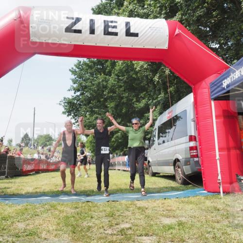 21.06.2025 - 27. Vierlanden-Triathlon KatJ http://msf.ph/oto/8051819 15.06.2025 11:42:35 Ziel 569 meine-sportfotos.de