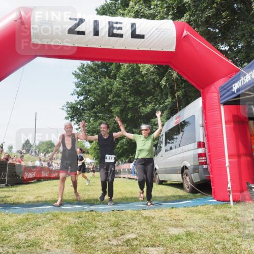 21.06.2025 - 27. Vierlanden-Triathlon KatJ http://msf.ph/oto/8051820 15.06.2025 11:42:35 Ziel 569 meine-sportfotos.de